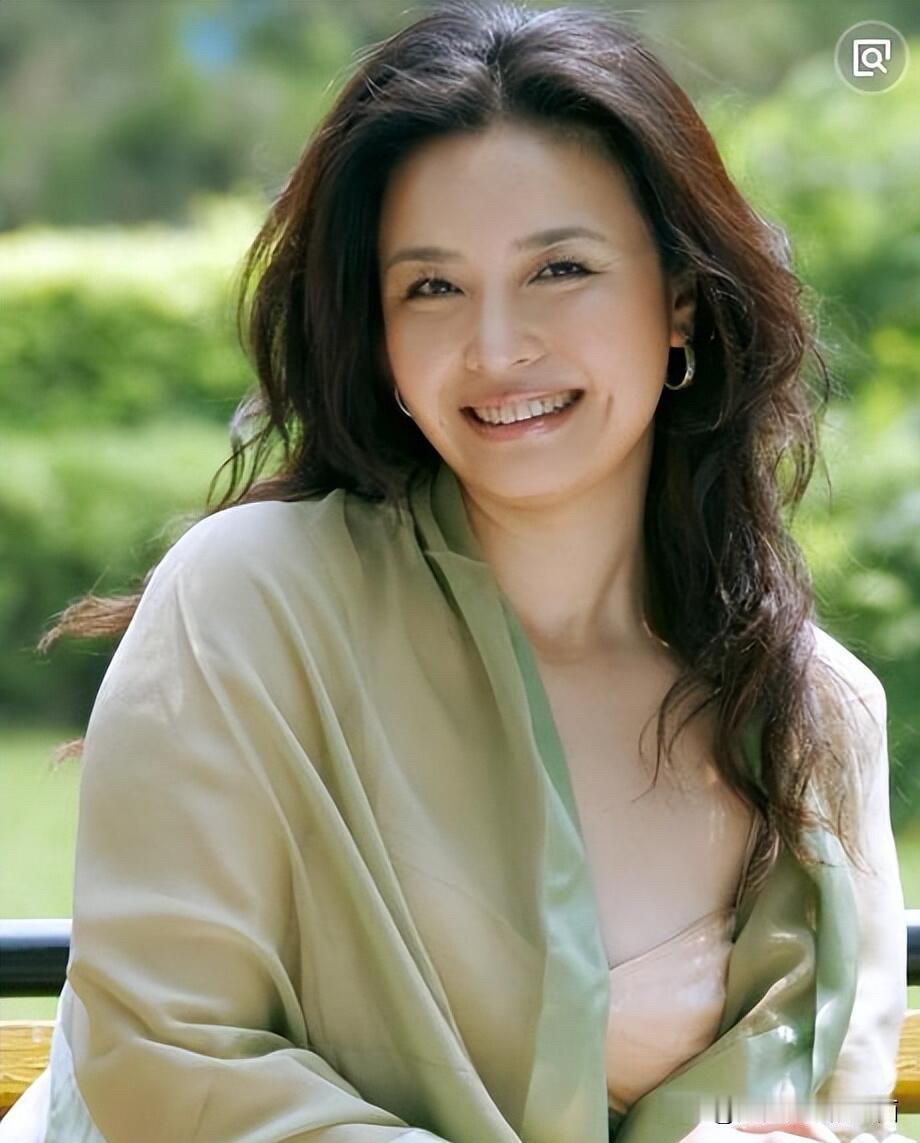 这位女演员年轻的时候好漂亮，笑容明媚，气质清纯，很特别很有辨识度，大家还记得她的
