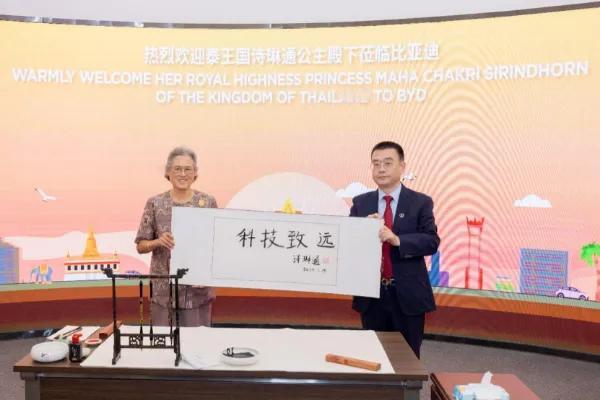 泰国诗琳通公主访问深圳，直呼深圳科技甩泰国八条街。泰国诗琳通公主最近去了深圳参