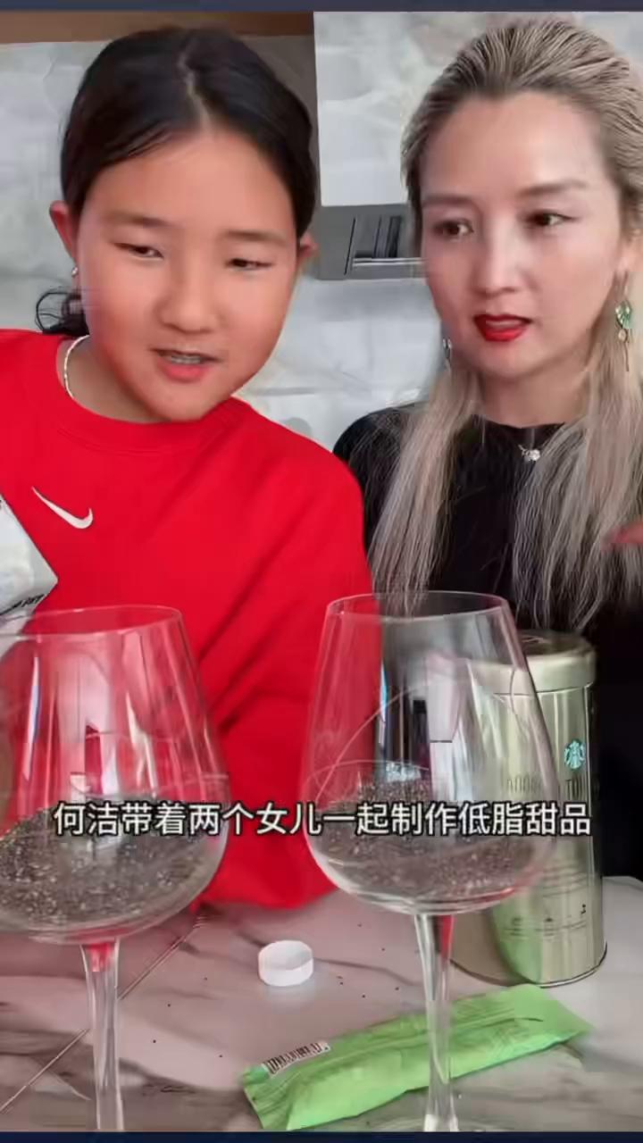 何洁带着两个女儿一起制作低脂甜品，画面温馨治愈，生活化的居家状态格外接地气。引网