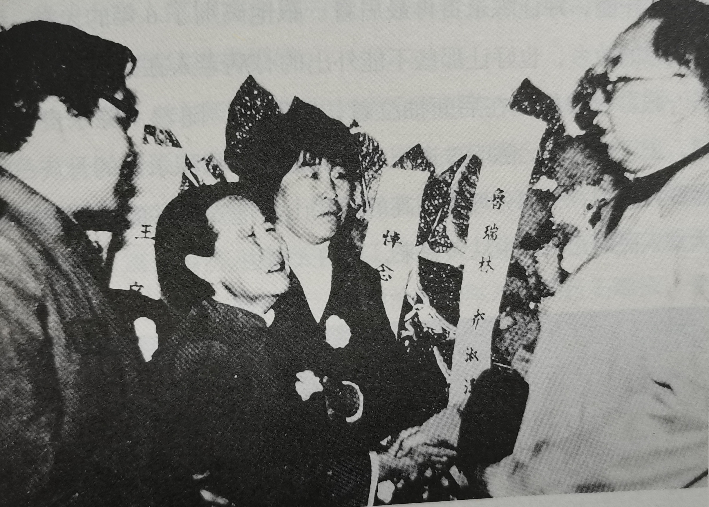 华国锋从领导岗位上退下来之后，基本上都是深居简出，很少在公共场合露面，甚至连中央