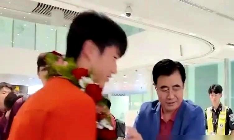 足协主席宋凯亲自下场，直接给U17头号射手赵松源和他爸妈写了封信，话说的很直白。