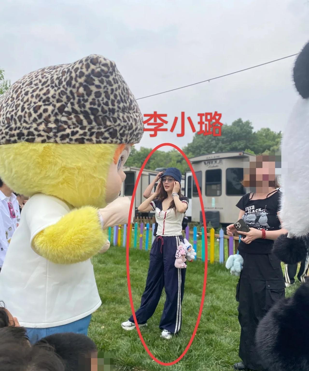 看到真人了，偶遇贾乃亮李小璐带女儿甜馨玩越野车。李小璐只顾着把自己打扮漂亮，也不