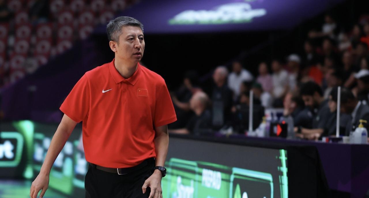 郭士强用人不当，韩国男篮用三分球击败中国男篮！中国男篮在世预赛首场比赛以四分之