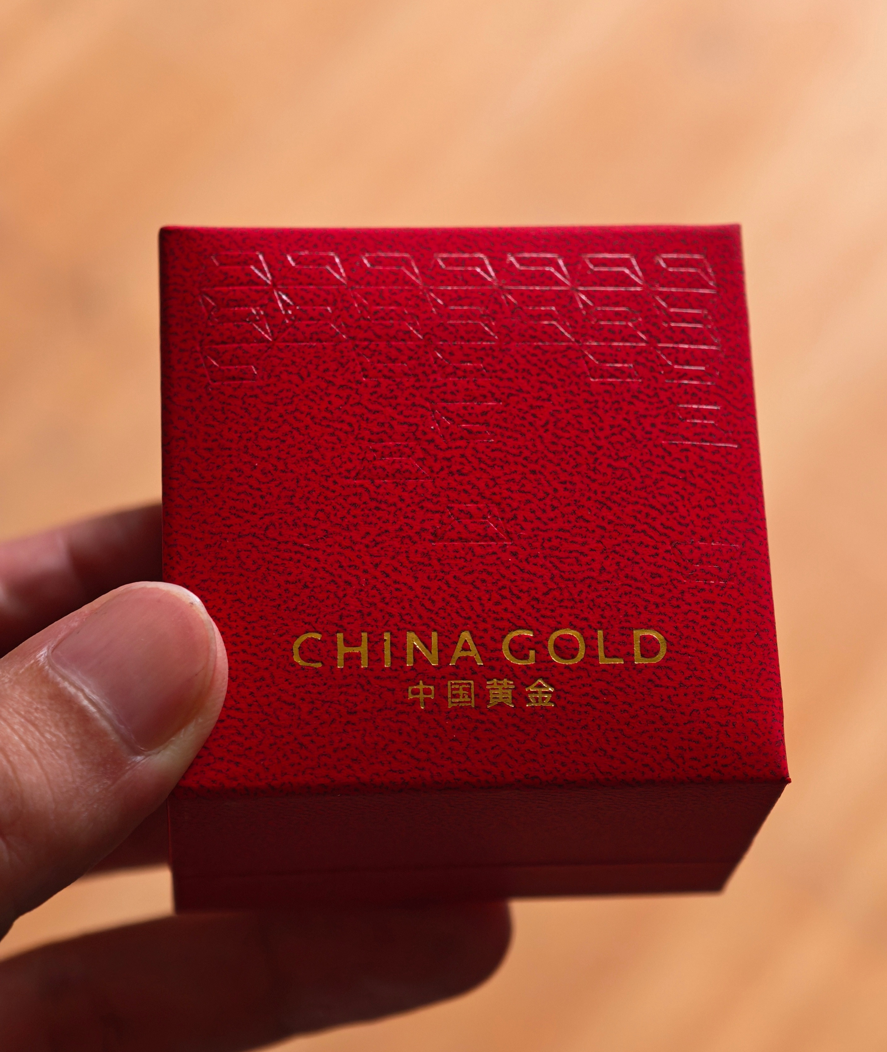 一觉醒来金价快速下跌今天去商场吃饭，顺便给妈妈买了一副耳环。问了几个品牌，老凤祥