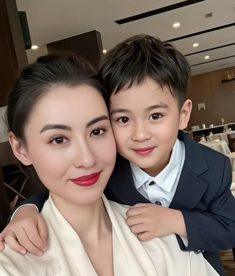 张柏芝老三儿子的父亲一直是个迷，不过可以肯定的是他的爸爸一定是一位超级大帅哥，应