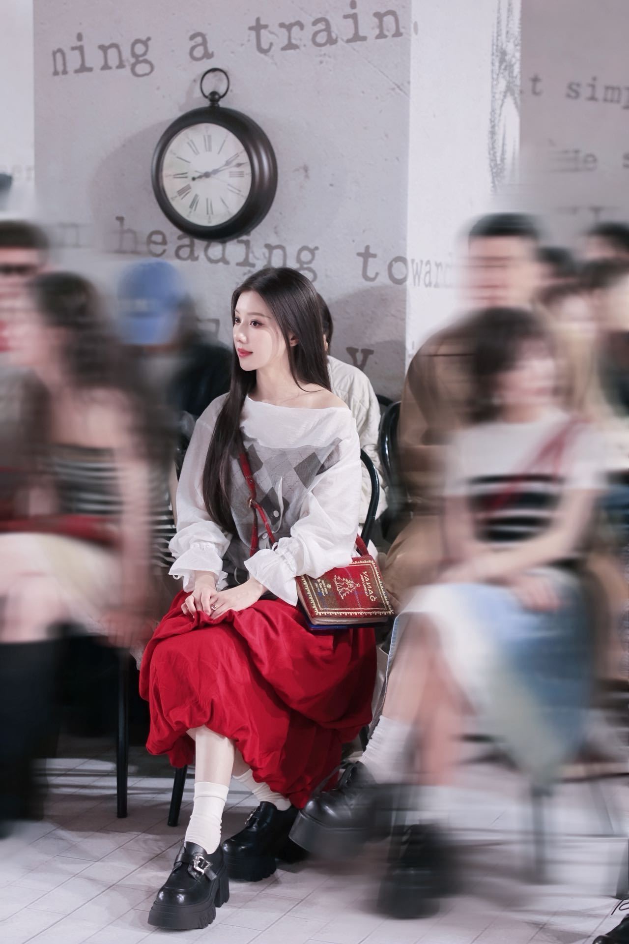 王鹤润亮相上海时装周灵动俏皮，元气满格。现身上海时装周，以独特气质与时尚品味，