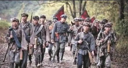 1949年，儿子参军牺牲17年后，老太太已是满头白发，衣衫褴褛，北京却突然来了两