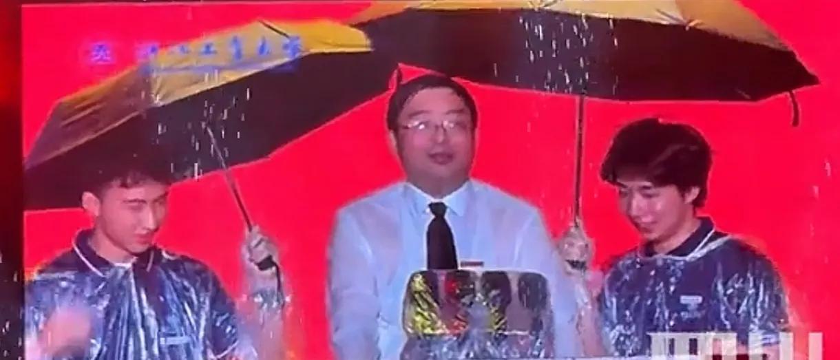 千万别嘲笑浙江工业大学这两个学生，这两个人注定在仕途上大红大紫。1.有眼色，看