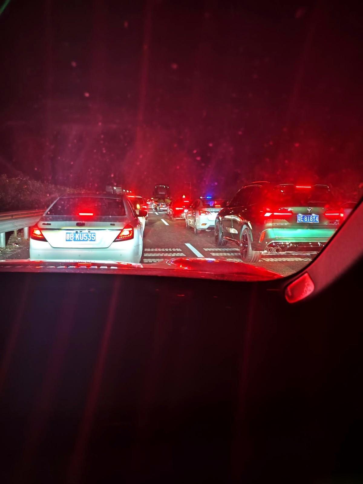 晚上六点四十五分，广州。车头灯刚刺破夜色，导航就弹出目的地：天门，一千二百公里