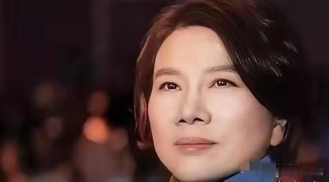 董明珠亲自打电话给一个离职半年的员工。她问对方，为什么只干了半年就走。电话那