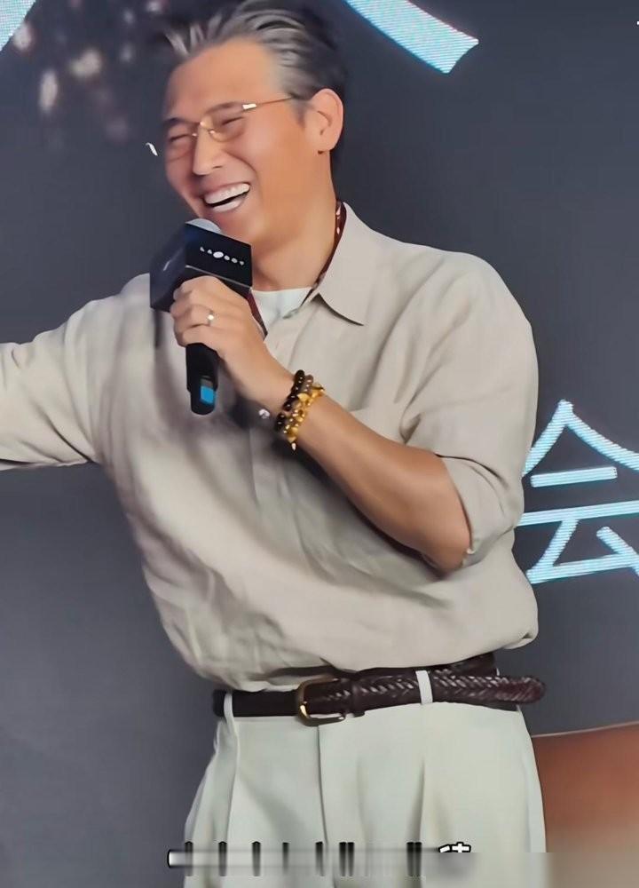 李乃文自己都绷不住了，演刘诗诗前夫，张嘴就是“不好意思”。《醉梦》开播，两人演离异夫妻，因为一桩十六