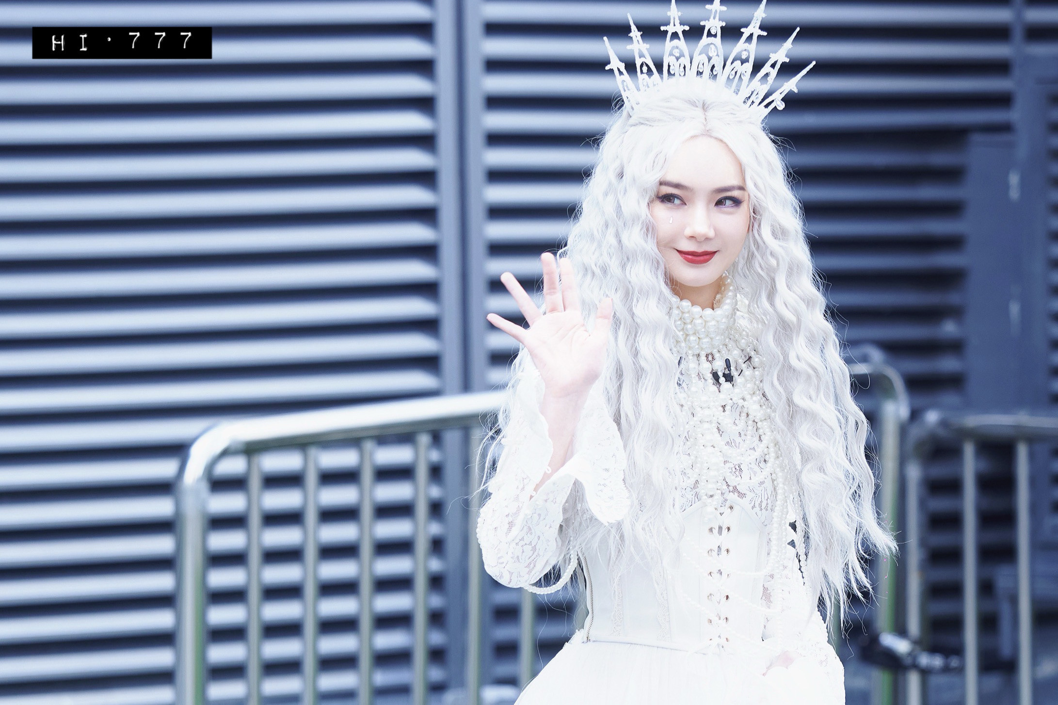 戚薇大侦探演唱会路透这哪是综艺路透根本是时尚大片现场！戚薇银发造型配上烟雾缭绕