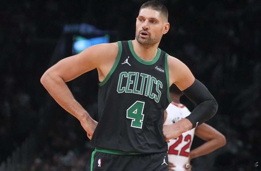 凯尔特人124-105轻取公牛。赛后，凯尔特人球员沃尔什接受媒体采访。谈及队友武