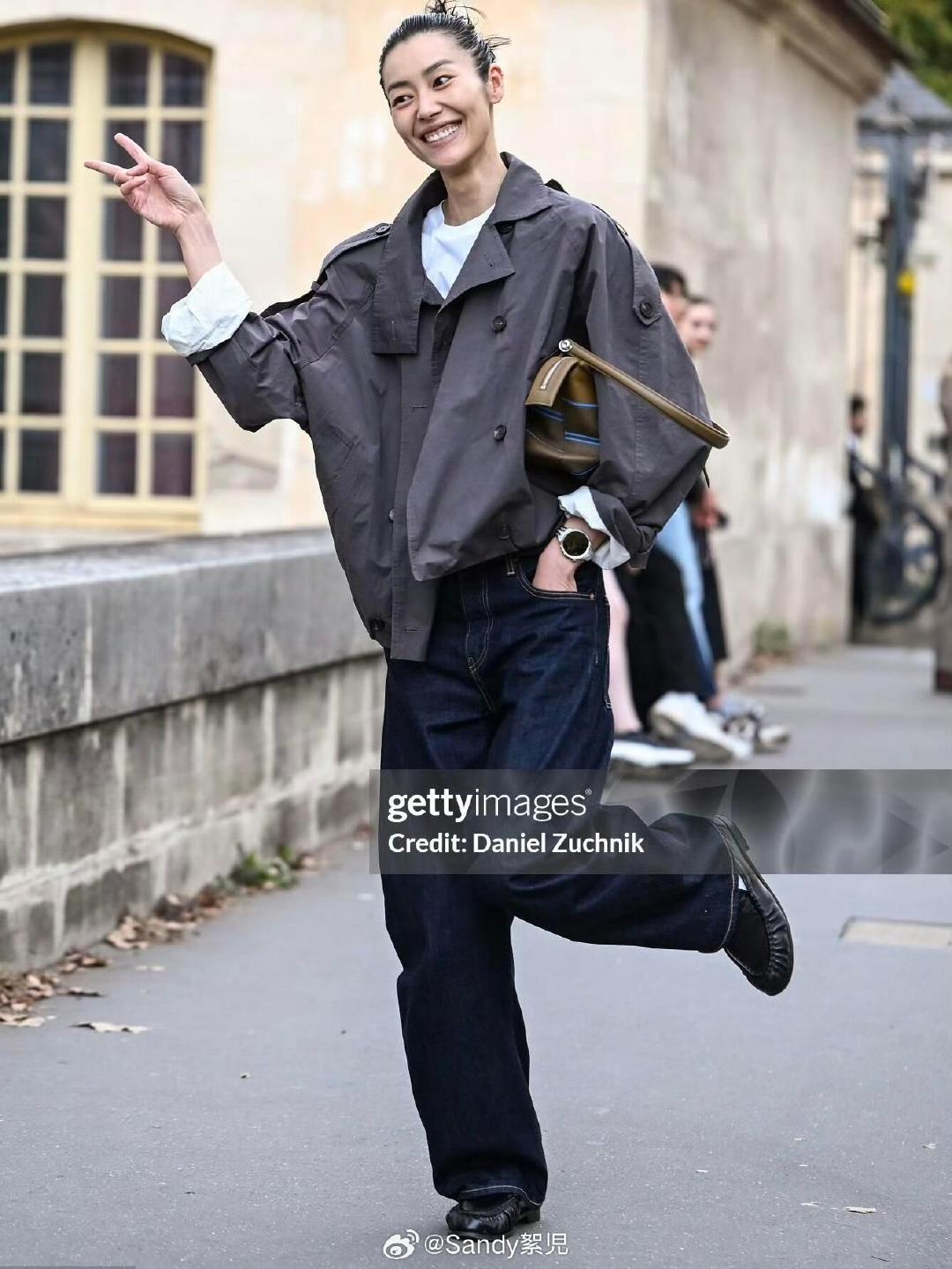 #时装周#笑容明媚的大表姐刘雯巴黎秀场外街拍，漫步街头满是自在从容。灿烂笑容带着一点小俏皮，瞬间被治