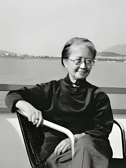 颠覆无数养生爱好者！102岁才女从不体检、常喝隔夜茶，患癌拒化疗，秘诀仅两字，