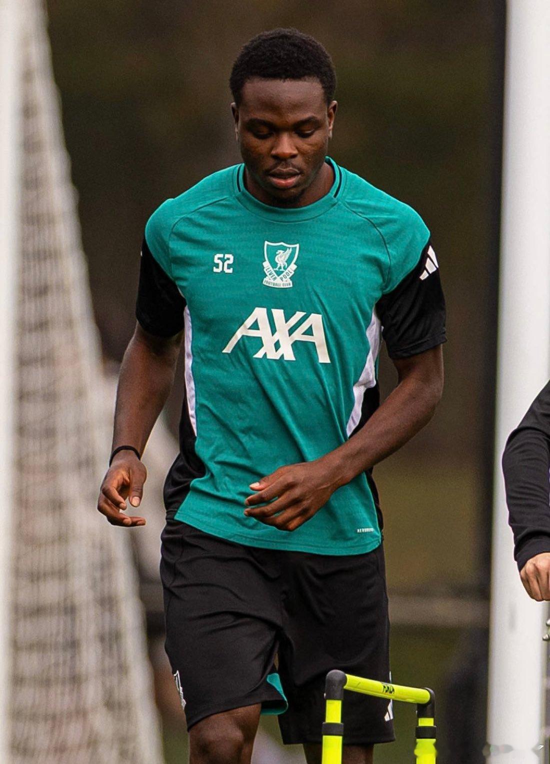 由于目前只有范迪克、科纳特和乔·戈麦斯三名中后卫可选，斯洛特很可能会启用年轻球员