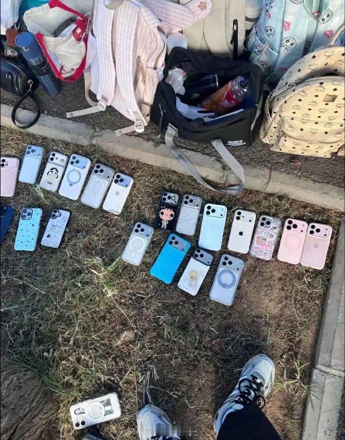 年轻人攀比有多严重，看手机就知道了。攀比的危害家长攀比心理新时代社交现状攀