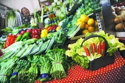 小区门口摆起了一个蔬菜摊，说是某某农庄自营的，熟菜都是不打农药的纯生态绿色蔬菜。