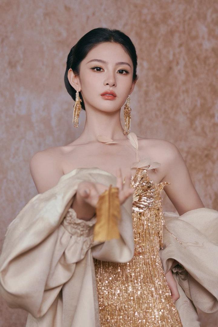 赵晴怎么美成这样了赵晴的美胜在气质，由内而外散发出来，比单纯五官精致更加分。