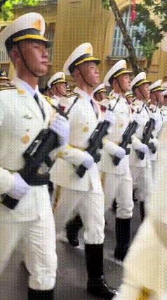 解放军参加越南阅兵，河内姑娘们连声大喊“我爱你”9月2日，越南举行了国庆80周