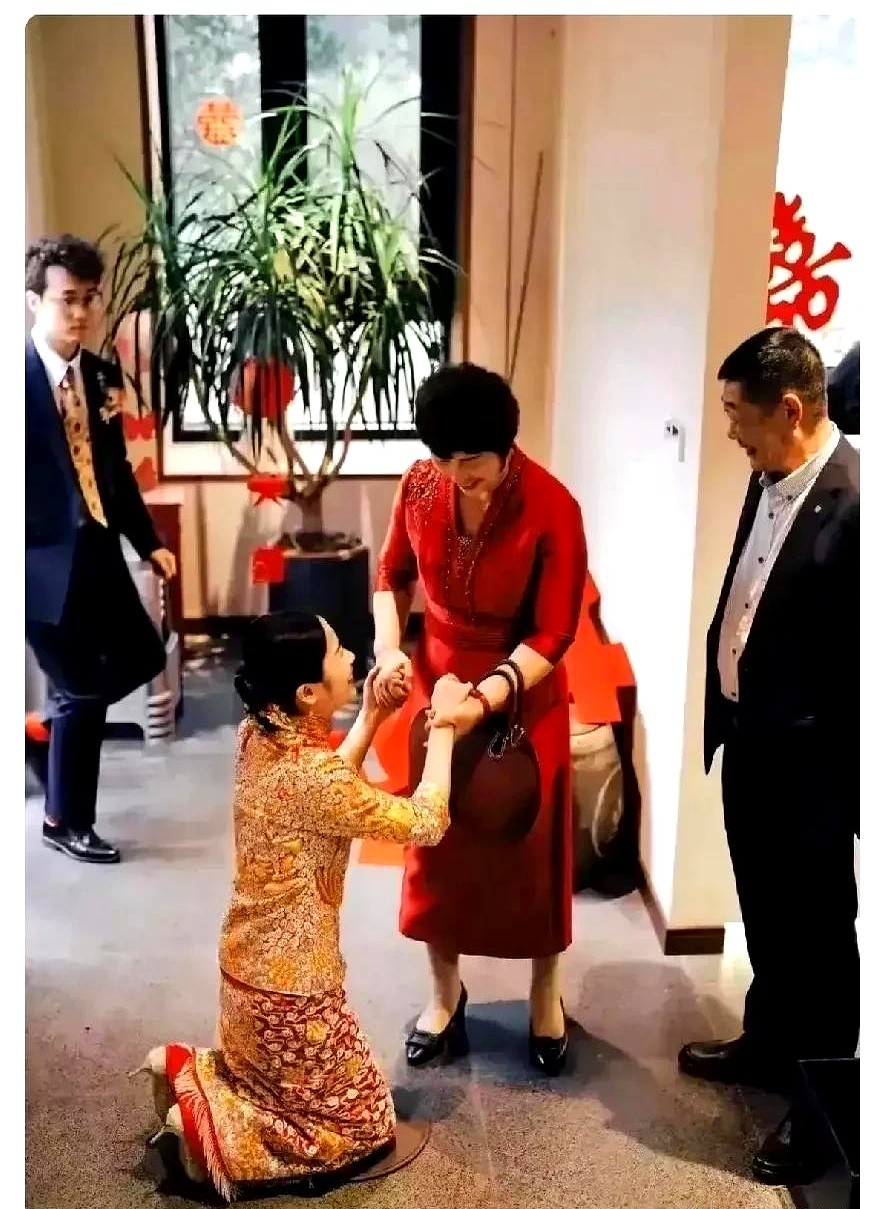 陕西，一婚礼现场，26岁的新娘👰，要给父母行跪拜礼时，谁料，她突然拨开人群，只