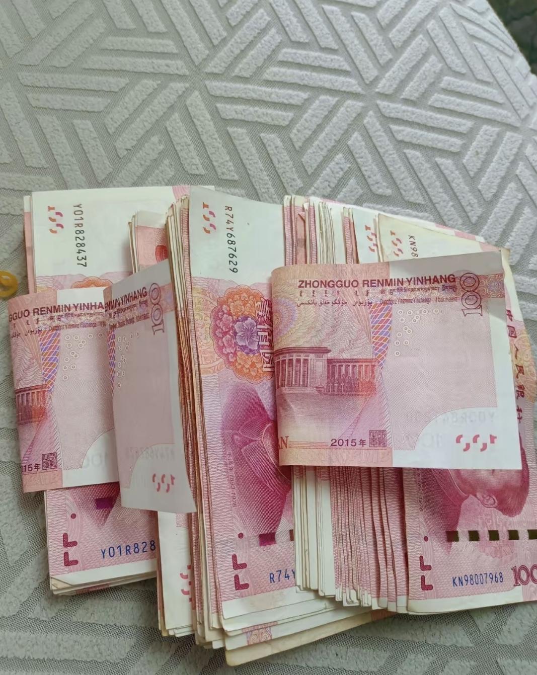 昨晚听我老公说他们办公室的事，我心里直打鼓。8个人炒股，7个都说赚了钱，有个家里