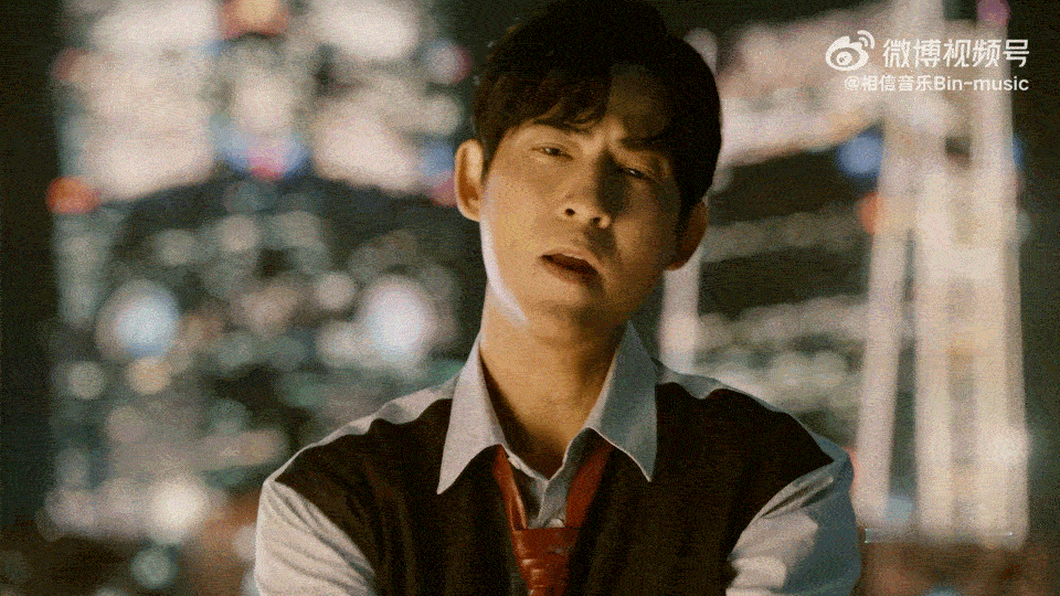 男神的旁边还是男神顶流合体太绝了！周杰伦作曲+阿信作词的《恒星不忘》MV，