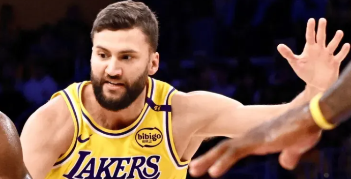 NBA常规赛湖人108-106战胜爵士。雷迪克认为，在艾顿缺阵的情况下，克勒贝