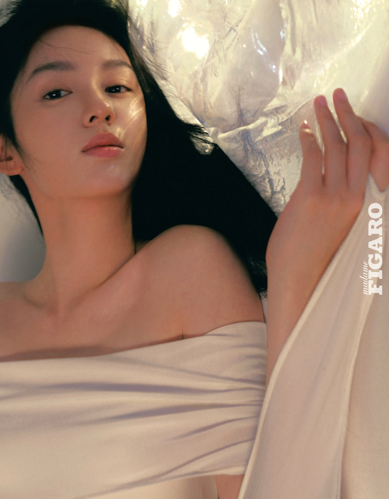 这次费加罗杂志返璞归真完全拍出了周也的特质越素越清丽这也是她出道多年还能保持不