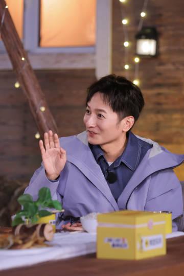 车崇健被粱淞和李维嘉嘲笑，他还笑眯眯的听着，完全没反应过来。连李施嬅也跟着大家