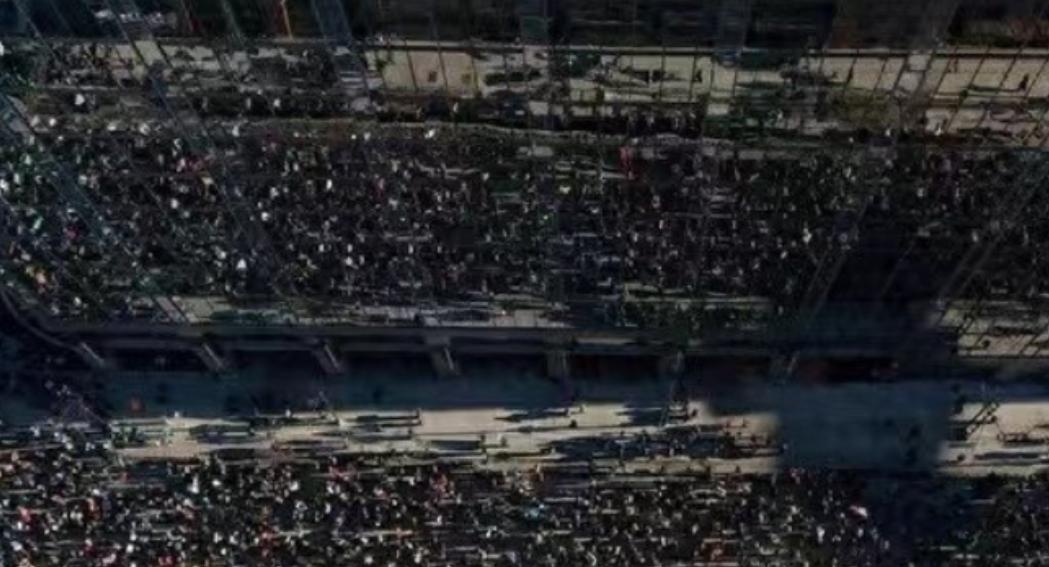 我同事的弟弟在美国当公务员，他昨天打电话跟他哥说，美国现在全乱套了，超2亿人