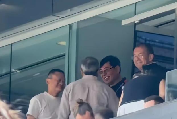 马云真有钱啊，马云远赴美国观看2026世界杯决赛，他没有坐在普通大众观众席，而是