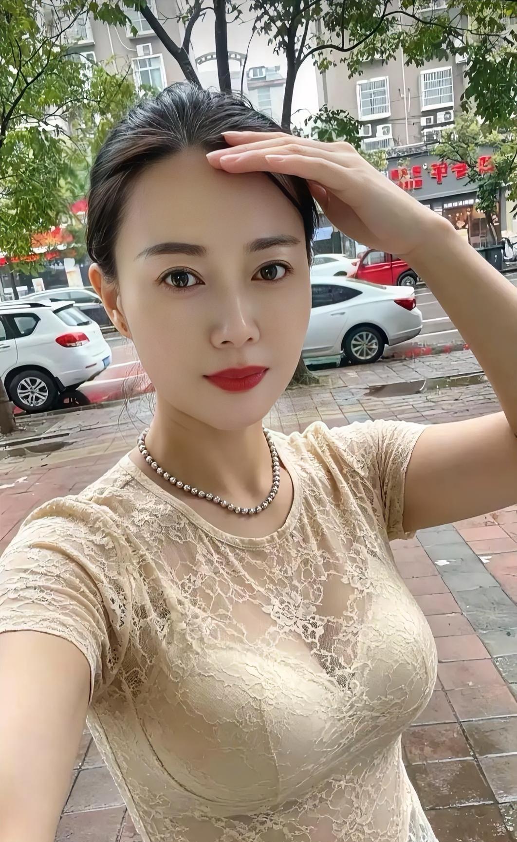 街角那抹浅杏色，瞬间点亮了阴天。她轻抚发梢，珍珠项链温润如旧时光。蕾