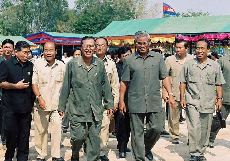 看看洪森亲王，人到中年跟老哥们儿苏庆亲王合影的相片，两个人都挺开心的。但是现在