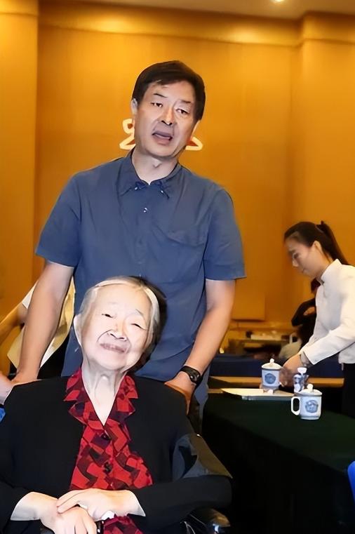 最无奈的“孝道”，就是被长寿父母困住，很多八九十岁的老人，身体硬朗、一心求长寿，