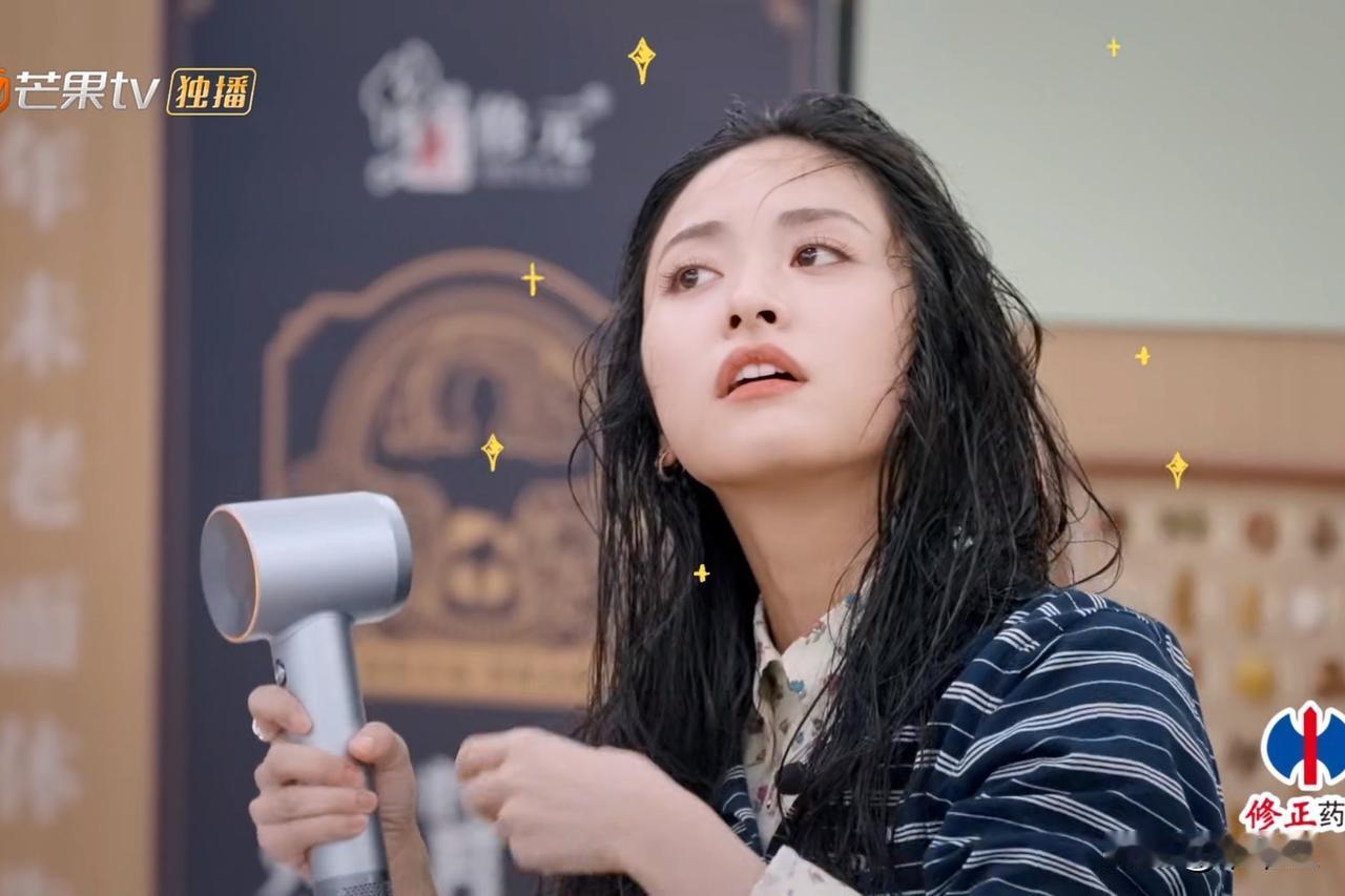 听到沈月轻描说自己的头发就只是有点分叉后，徐志胜可难受了，直接当场破防，委屈巴巴