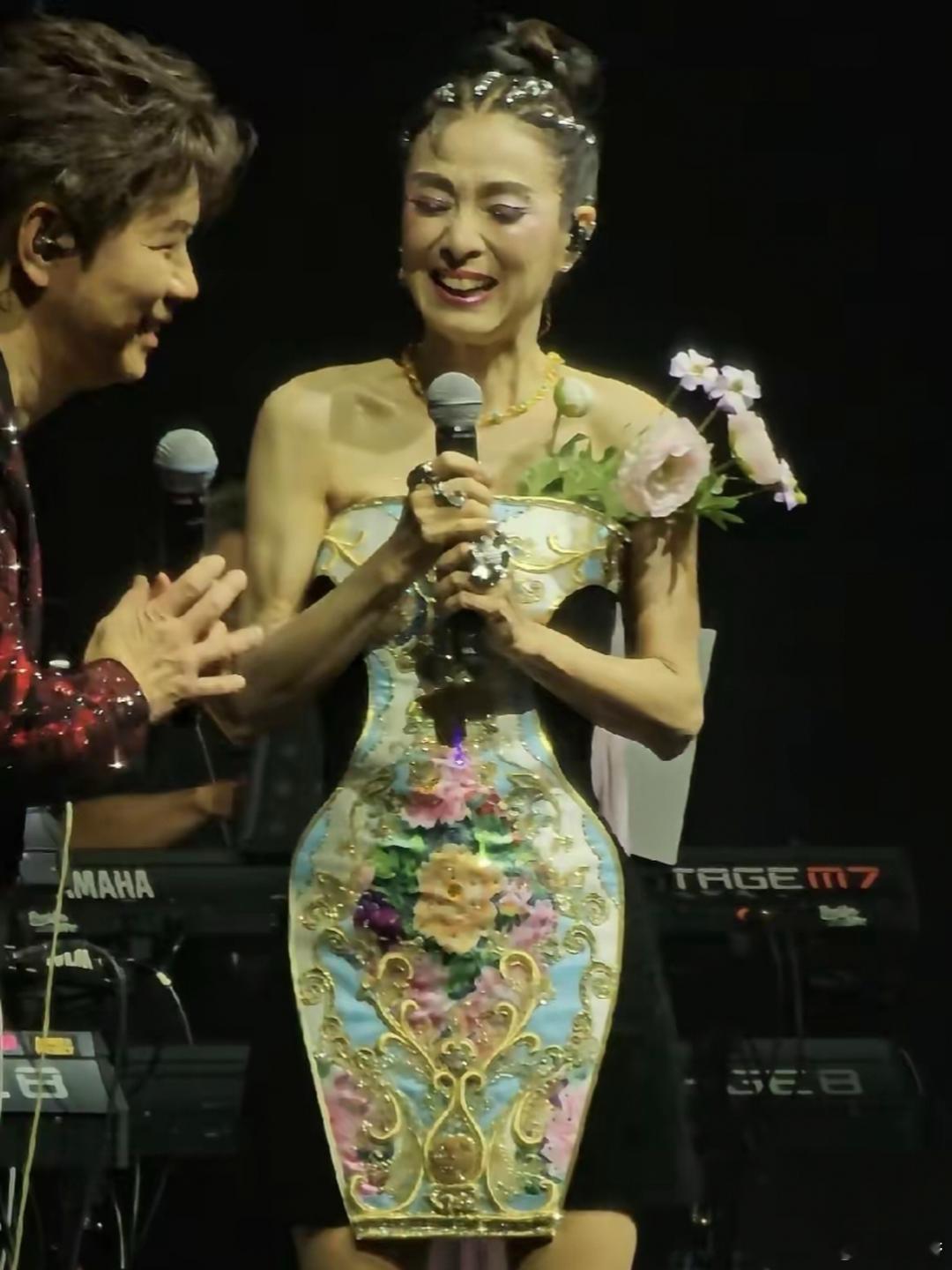偶然刷到米雪开演唱会，把我吓一跳，居然已经七十了！