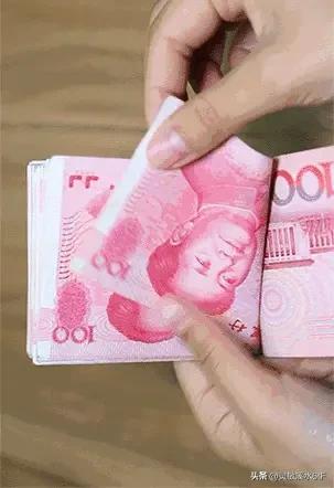 千万不要随便借钱给别人。借出去容易，要回来难，催多了对方烦，不催自己委屈。钱要