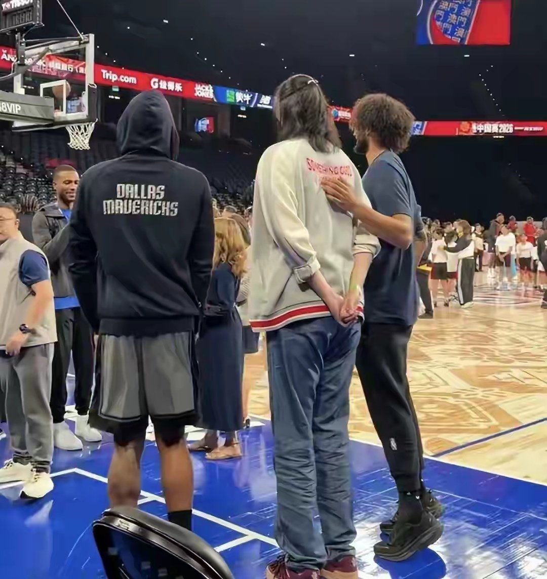 NBA中国赛澳门开战！张子宇化身移动打卡点，众多NBA球星争相合影​