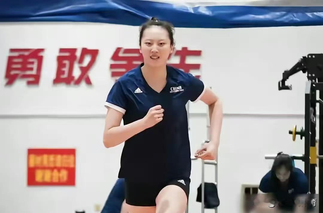 范泊宁一枝独秀，率领江苏U20女排3-0击败内蒙古队晋级四强。从纸面实力看，江苏