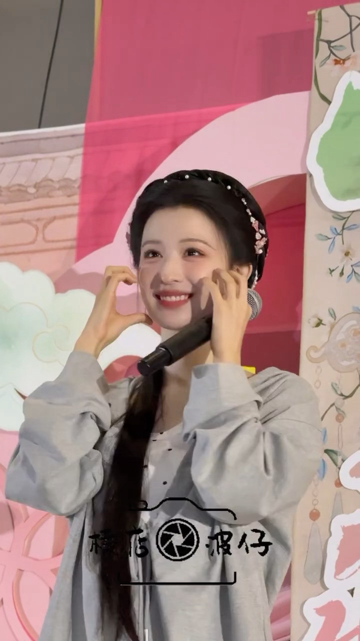 太可爱了王楚然王楚然四面八方飞吻王楚然飞吻比心饭撒