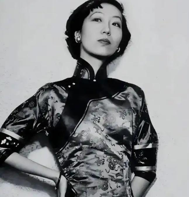 1938年，张爱玲40岁的父亲趁妻子熟睡，偷偷摸进18岁女儿的卧室。看见张爱玲昏