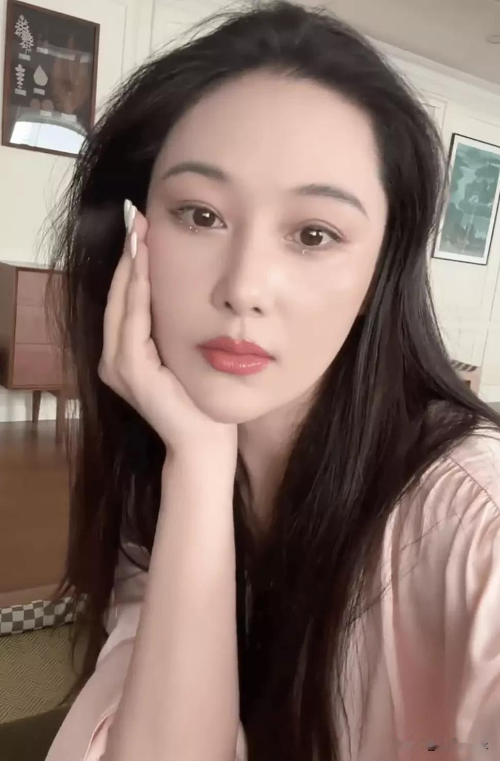 张馨予化雀斑妆问老公好不好看，对方指着鼻子：你有个夹子 张馨予最近晒出素颜化