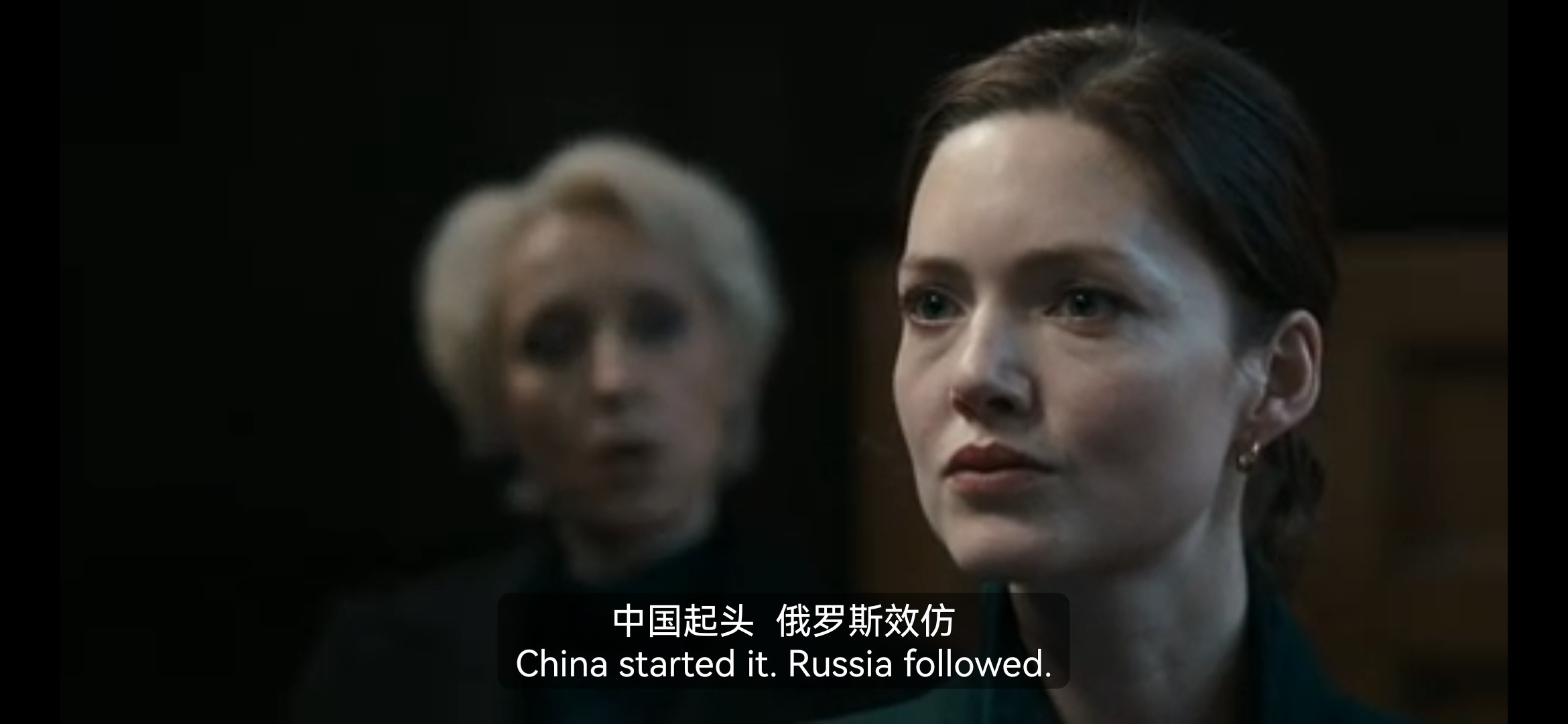 看到这一段的时候，我真的忍不住笑了。尼玛，白左拍的剧情还真拜托不了意识形态。好好