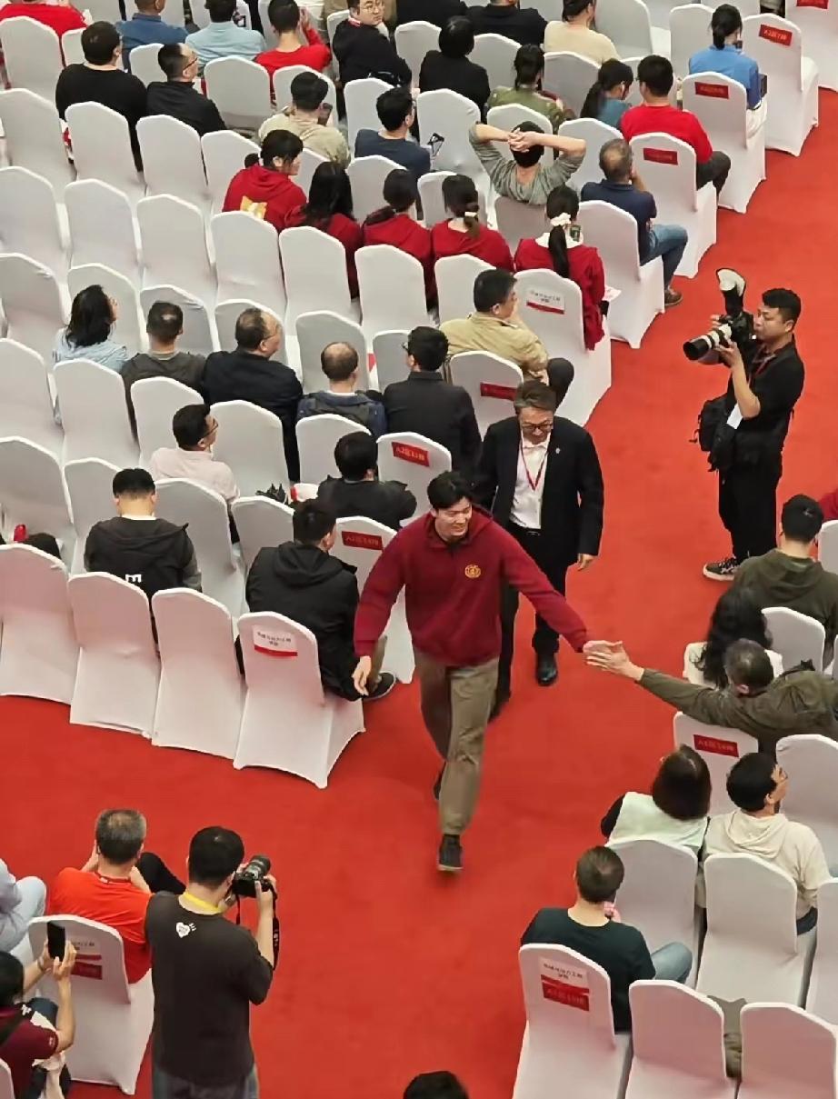 汪顺参加完上海交大校庆后，独自坐在草地上，笑得像个小孩。4月6日上午，汪顺现