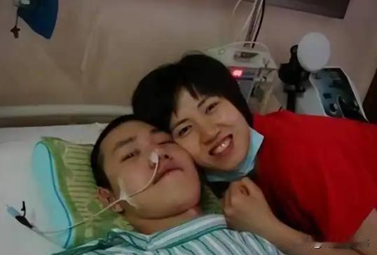 离婚19年，她带着现任丈夫，给瘫痪在床的前夫，当了19年全职护工。现任丈夫曹红璧