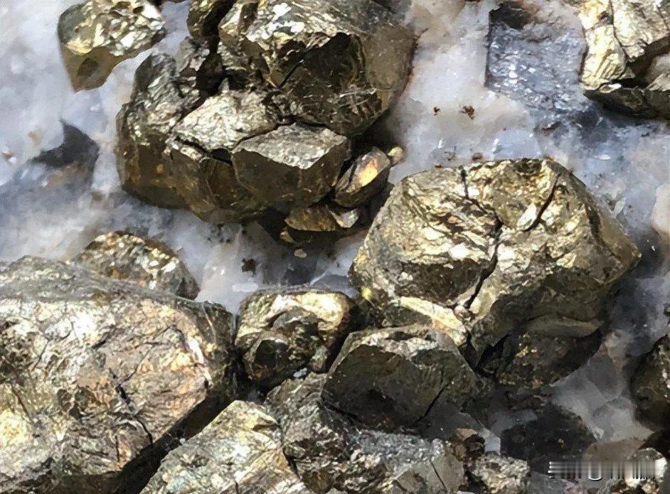 很多人以为中国自己稀土多，就不用靠外面。其实不是。中国做高端磁体最缺的不是轻稀土
