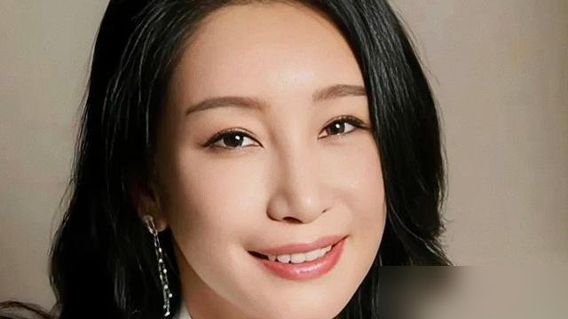 秦海璐当众问郭麒麟，我跟你妈谁漂亮，换别人早死机了。他连磕巴都没打，直接一句“您这问题问得，我回家得