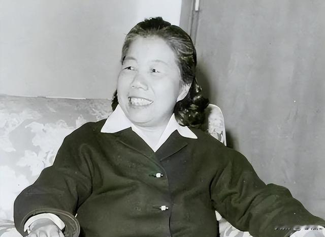 1949年周总理巧计营救傅作义夫人：一条消息，扭转危局1949年，北平解放