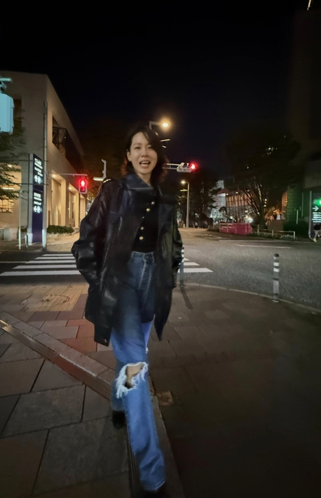 44岁孙艺珍大半夜站街上，皮衣裹着腰，微喇牛仔裤往那一戳，状态比二十来岁小姑娘还顶。照片是路人视角，